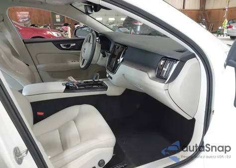 2024 Volvo S60 Recharge Plug-In Hybrid T8 Core Dark Theme z USA, uszkodzony, nr VIN 7JRH60FK5RG311147